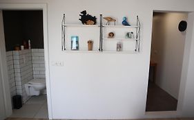 Modern Garage Suite - Free Parking & Self Check In